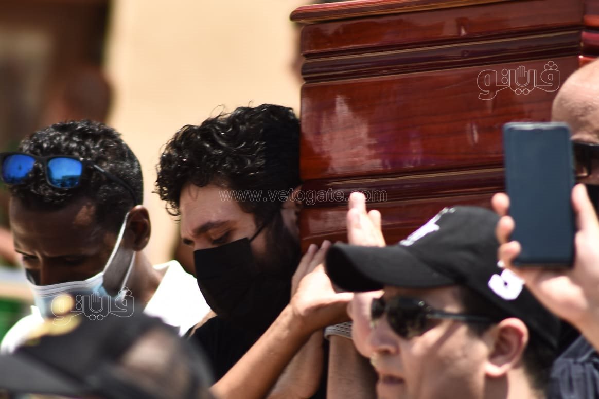 الانهيار والحزن يسيطر على نجوم الفن في جنازة دلال عبد العزيز  (1)