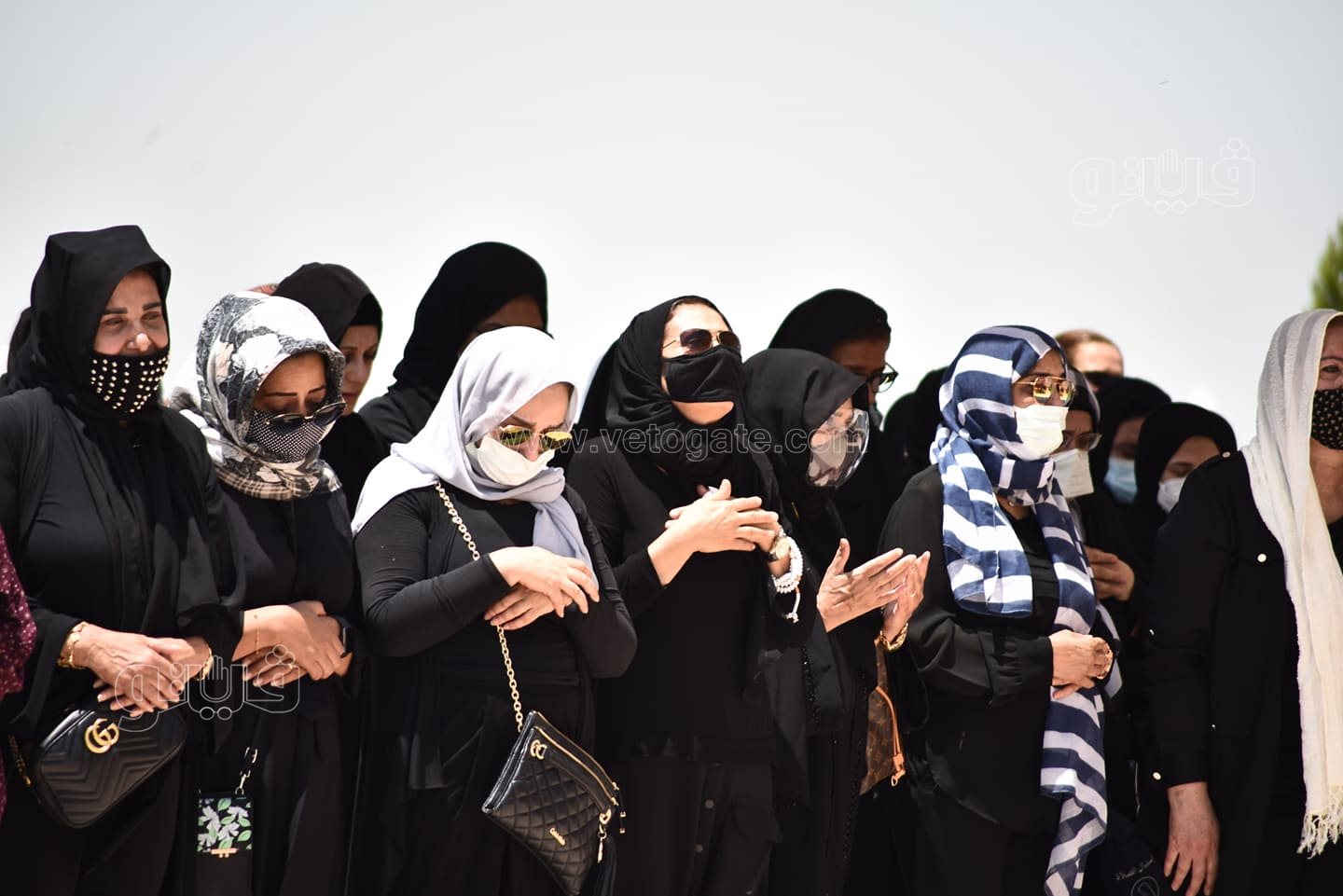 الانهيار والحزن يسيطر على نجوم الفن في جنازة دلال عبد العزيز  (2)