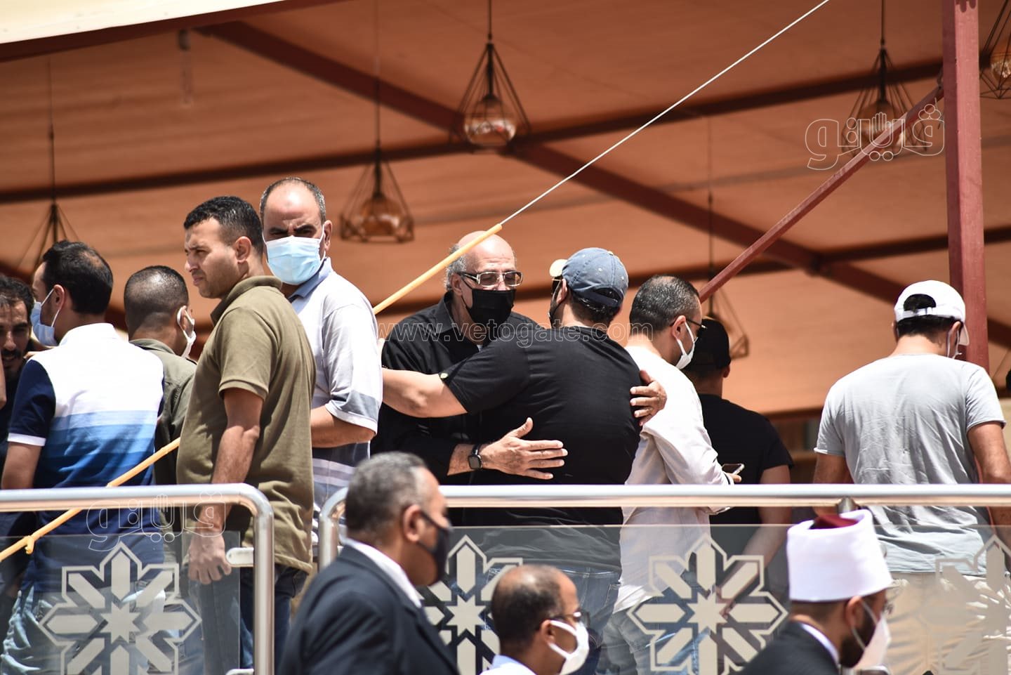 الانهيار والحزن يسيطر على نجوم الفن في جنازة دلال عبد العزيز  (3)