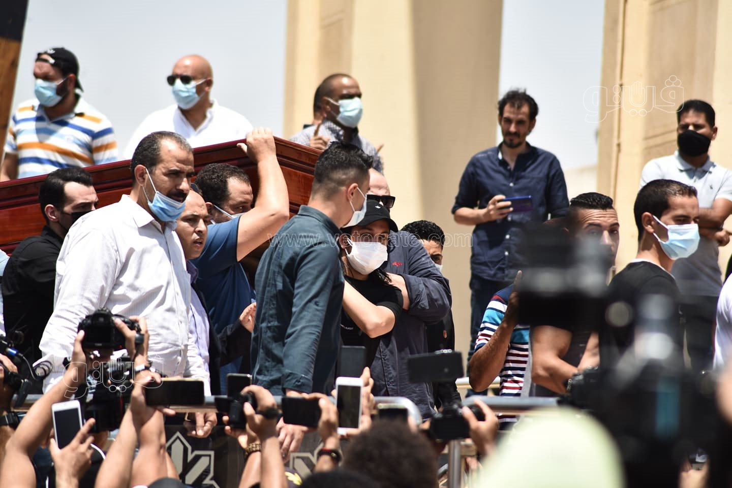 الانهيار والحزن يسيطر على نجوم الفن في جنازة دلال عبد العزيز  (4)