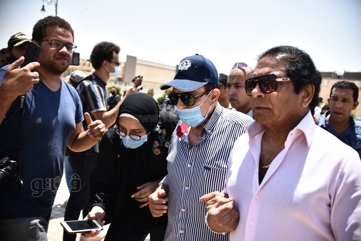 الانهيار والحزن يسيطر على نجوم الفن في جنازة دلال عبد العزيز  (6)