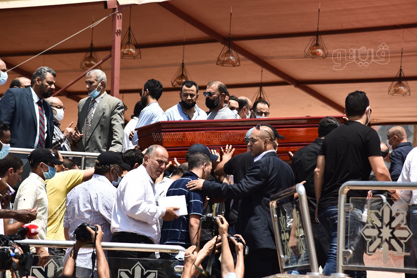 الانهيار والحزن يسيطر على نجوم الفن في جنازة دلال عبد العزيز  (7)