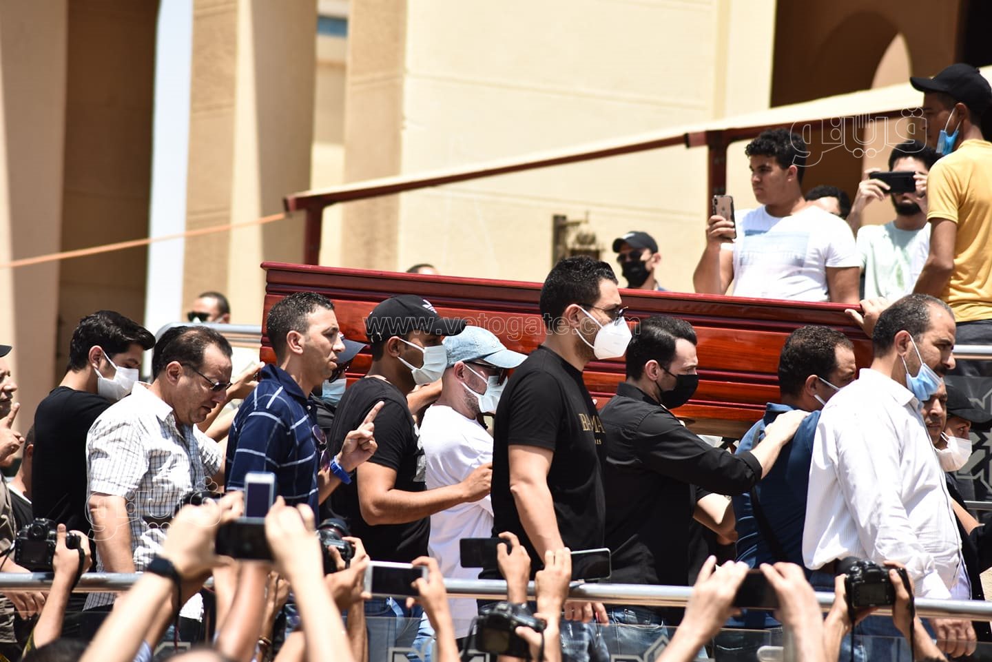 الانهيار والحزن يسيطر على نجوم الفن في جنازة دلال عبد العزيز  (8)