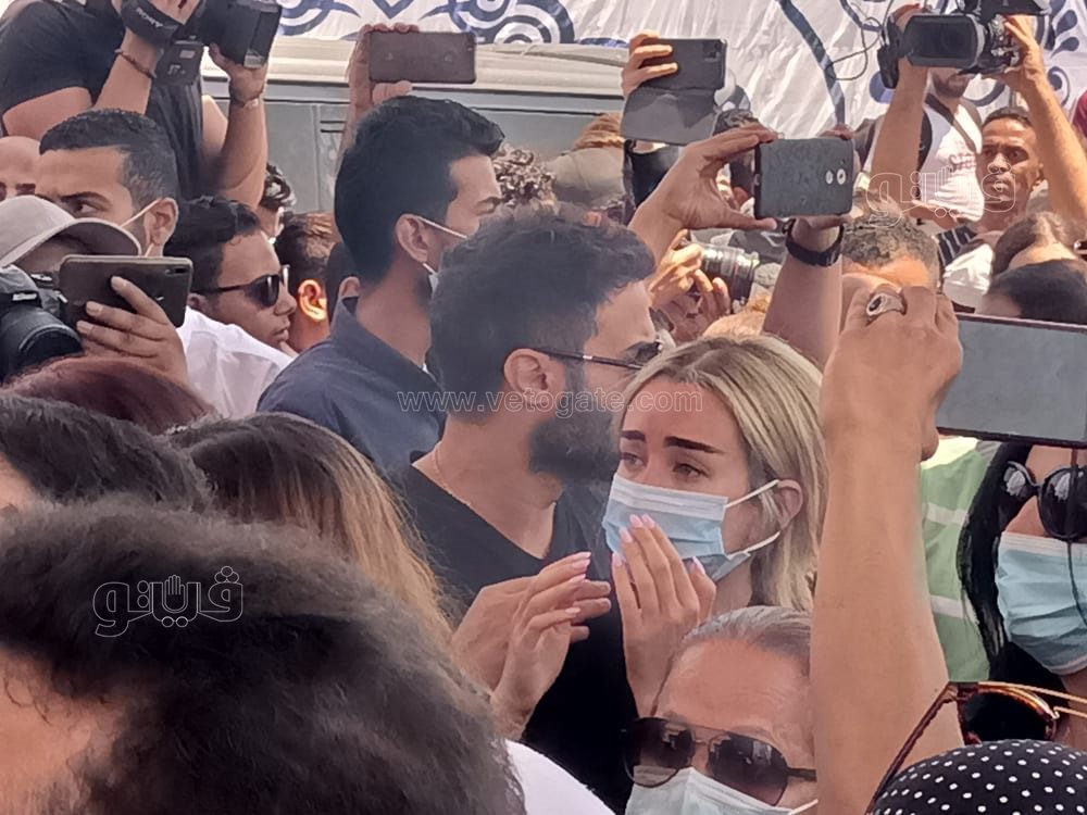 رامي رضوان وحسن الرداد يتلقيان العزاء في دلال عبد العزيز بالمقابر (20)