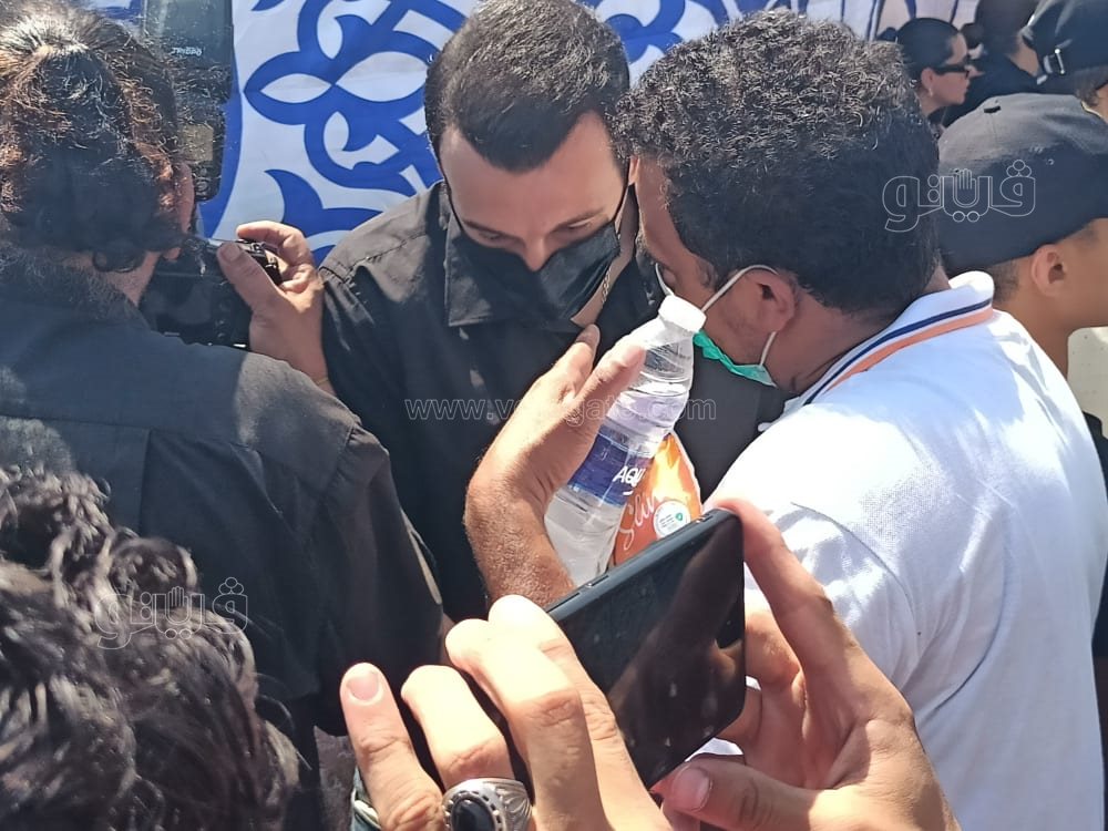 رامي رضوان وحسن الرداد يتلقيان العزاء في دلال عبد العزيز بالمقابر (22)