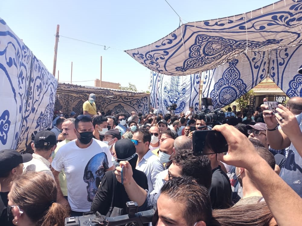 رامي رضوان وحسن الرداد يتلقيان العزاء في دلال عبد العزيز بالمقابر (23)