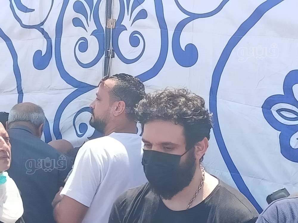 رامي رضوان وحسن الرداد يتلقيان العزاء في دلال عبد العزيز بالمقابر (24)