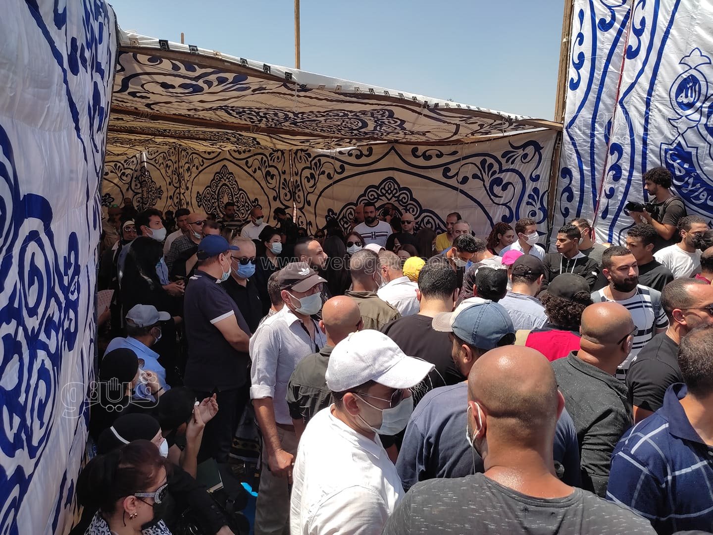 رامي رضوان وحسن الرداد يتلقيان العزاء في دلال عبد العزيز بالمقابر (25)