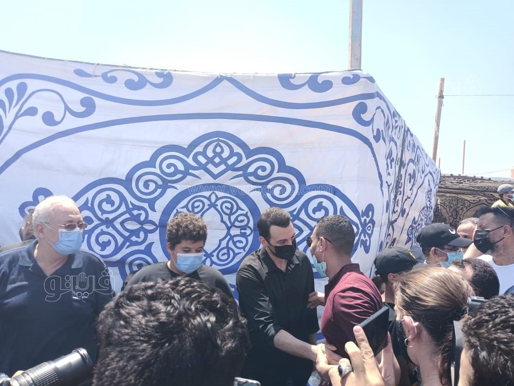 رامي رضوان وحسن الرداد يتلقيان العزاء في دلال عبد العزيز بالمقابر (26)