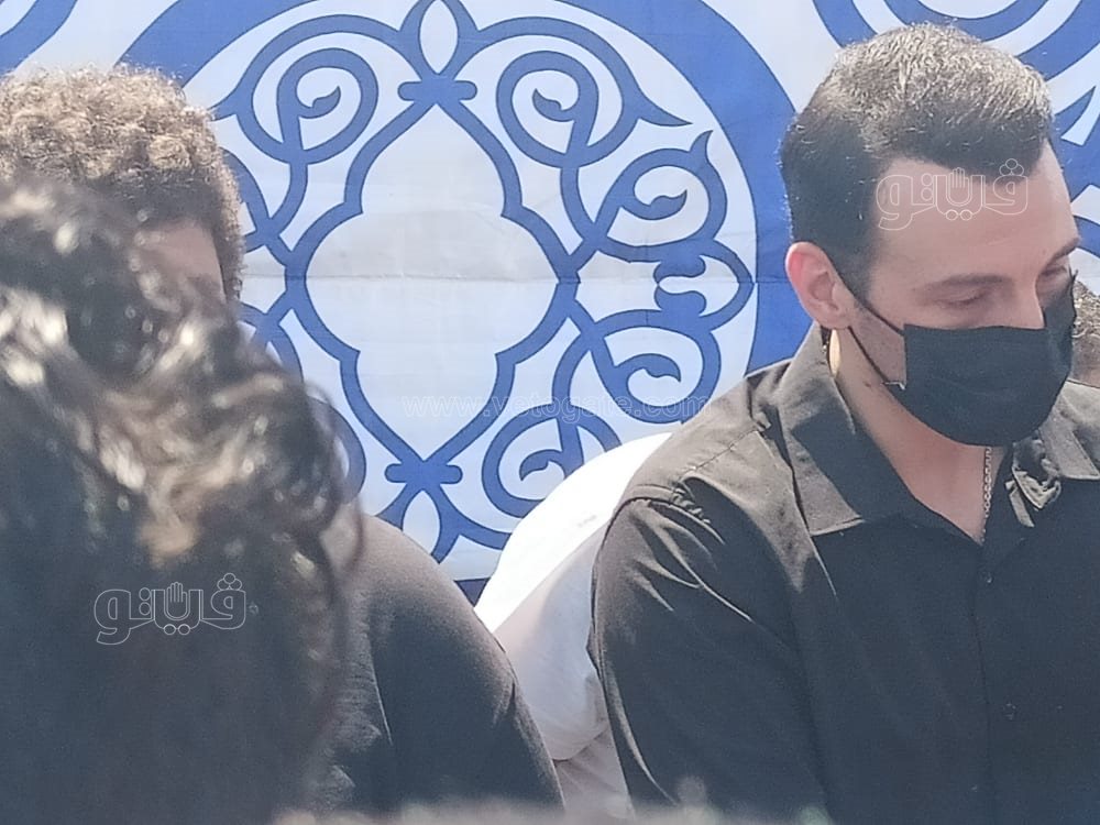 رامي رضوان وحسن الرداد يتلقيان العزاء في دلال عبد العزيز بالمقابر (1)