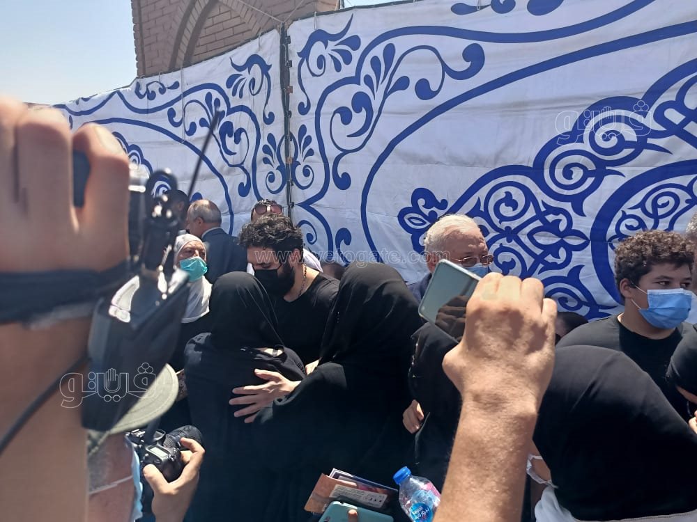 رامي رضوان وحسن الرداد يتلقيان العزاء في دلال عبد العزيز بالمقابر (2)