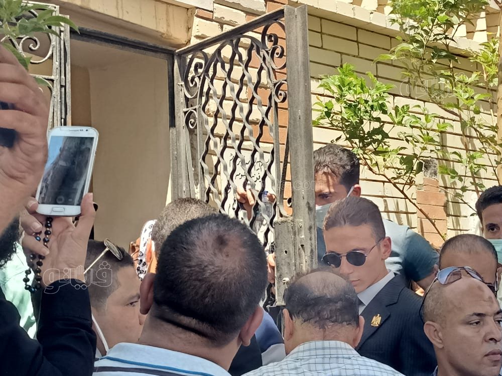 رامي رضوان وحسن الرداد يتلقيان العزاء في دلال عبد العزيز بالمقابر (3)