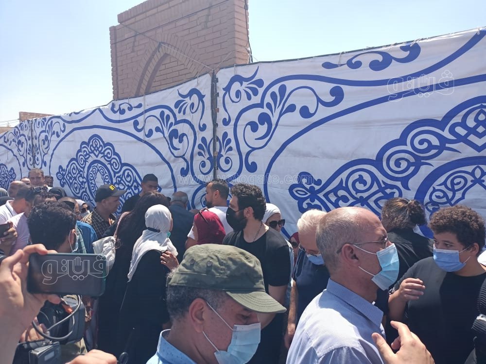 رامي رضوان وحسن الرداد يتلقيان العزاء في دلال عبد العزيز بالمقابر (4)