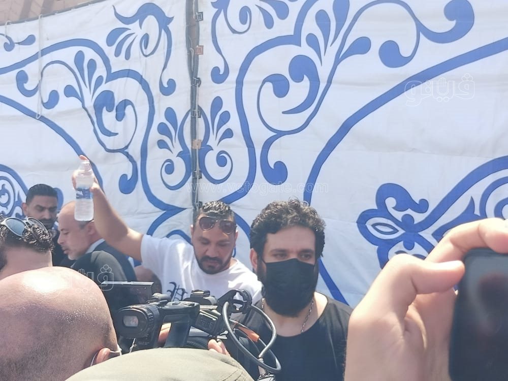 رامي رضوان وحسن الرداد يتلقيان العزاء في دلال عبد العزيز بالمقابر (7)