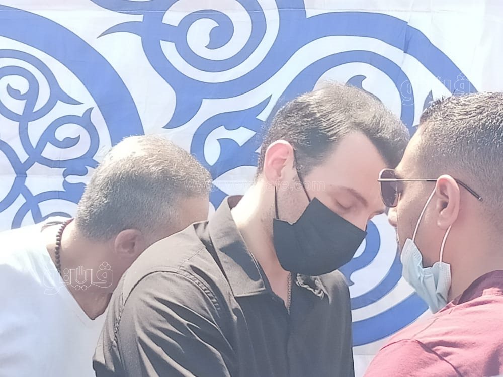 رامي رضوان وحسن الرداد يتلقيان العزاء في دلال عبد العزيز بالمقابر (8)