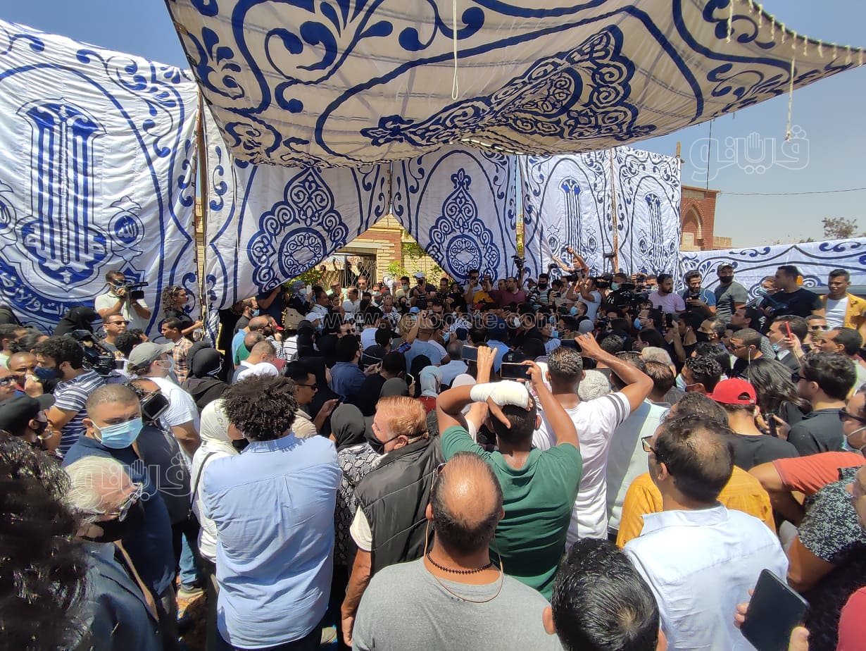 رامي رضوان وحسن الرداد يتلقيان العزاء في دلال عبد العزيز بالمقابر (9)