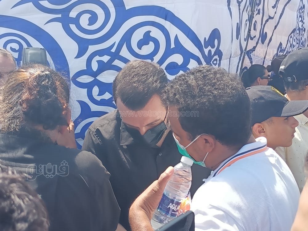 رامي رضوان وحسن الرداد يتلقيان العزاء في دلال عبد العزيز بالمقابر (10)