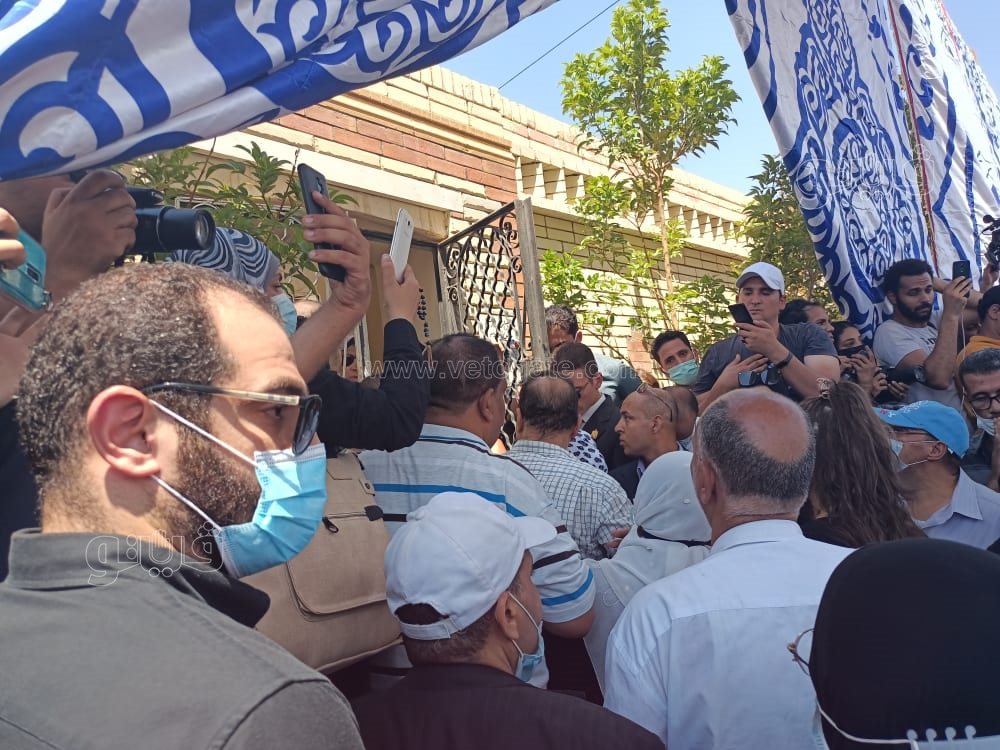 رامي رضوان وحسن الرداد يتلقيان العزاء في دلال عبد العزيز بالمقابر (11)