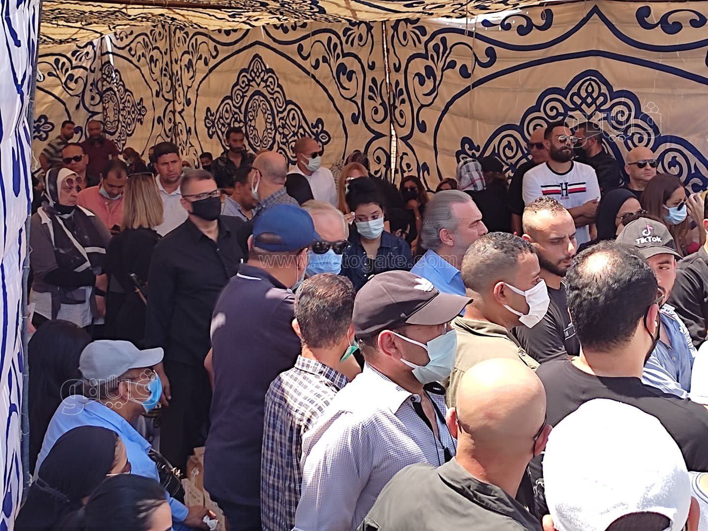 رامي رضوان وحسن الرداد يتلقيان العزاء في دلال عبد العزيز بالمقابر (12)