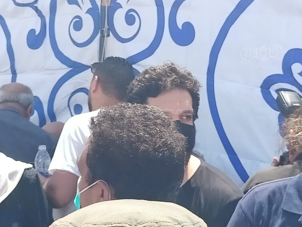 رامي رضوان وحسن الرداد يتلقيان العزاء في دلال عبد العزيز بالمقابر (13)
