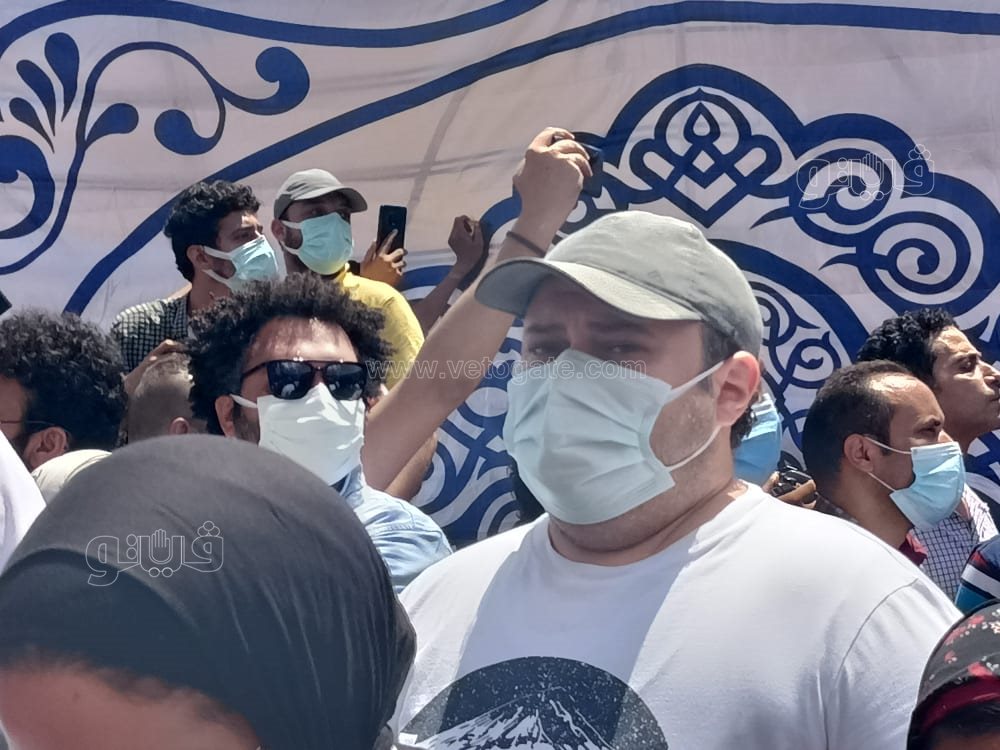 رامي رضوان وحسن الرداد يتلقيان العزاء في دلال عبد العزيز بالمقابر (14)