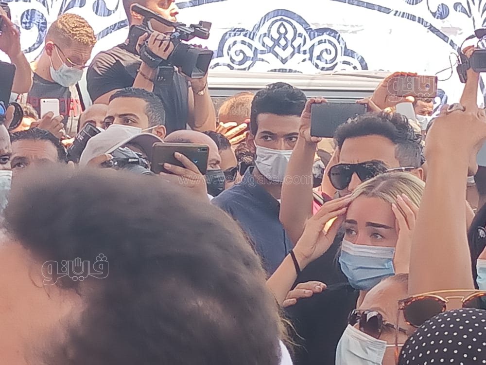 رامي رضوان وحسن الرداد يتلقيان العزاء في دلال عبد العزيز بالمقابر (17)