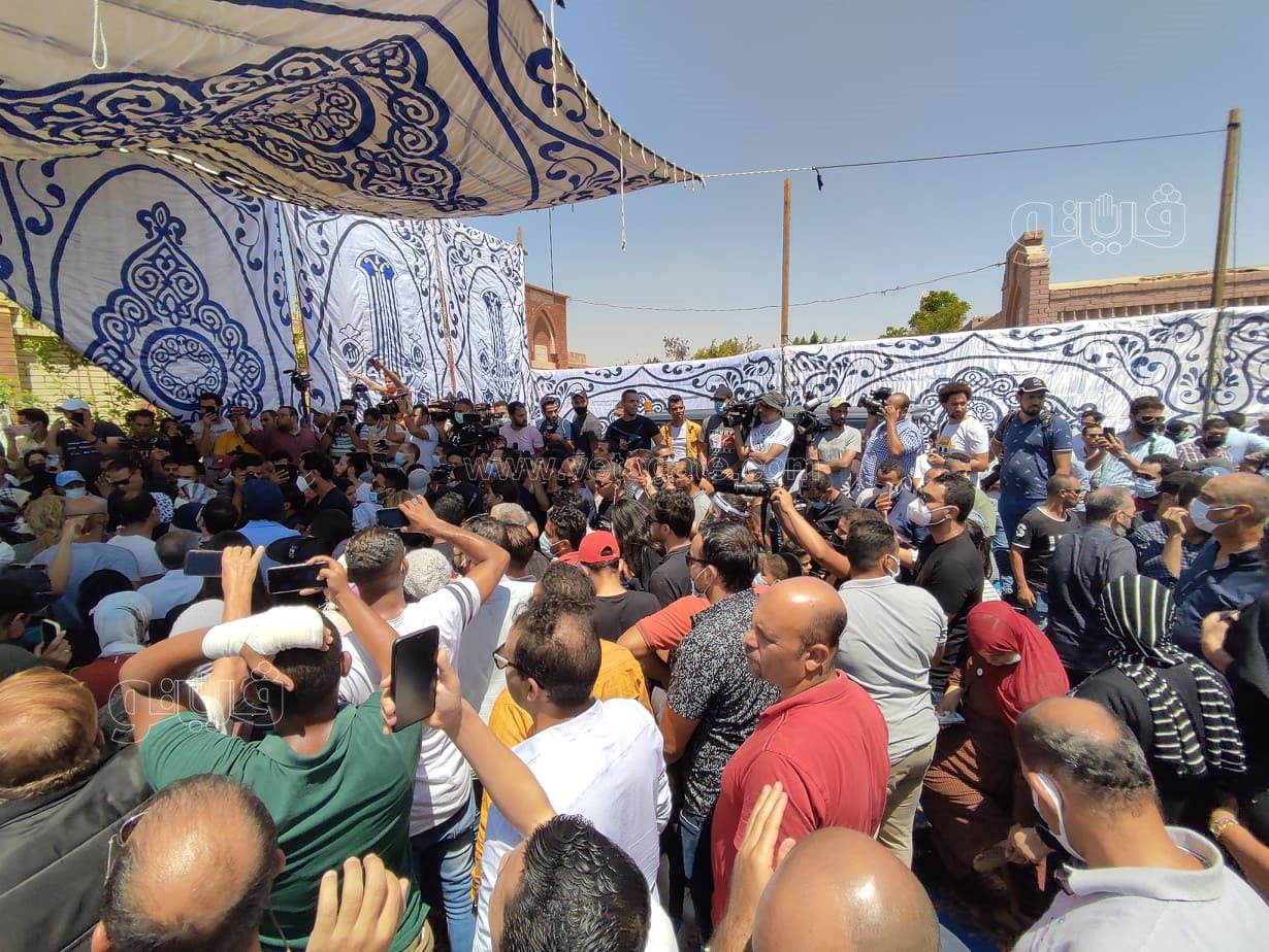 رامي رضوان وحسن الرداد يتلقيان العزاء في دلال عبد العزيز بالمقابر (18)