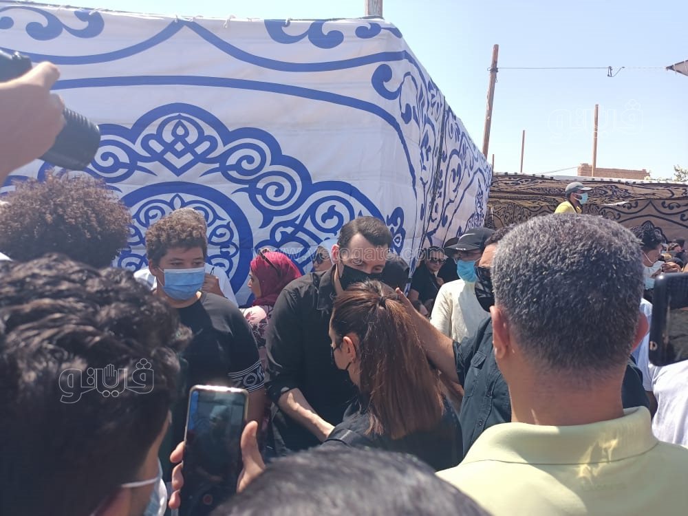 رامي رضوان وحسن الرداد يتلقيان العزاء في دلال عبد العزيز بالمقابر (19)