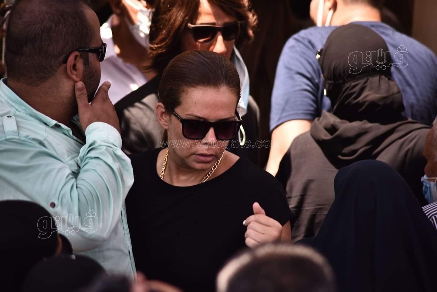 رامي رضوان وحسن الرداد يتلقيان العزاء في دلال عبد العزيز بالمقابر (33)