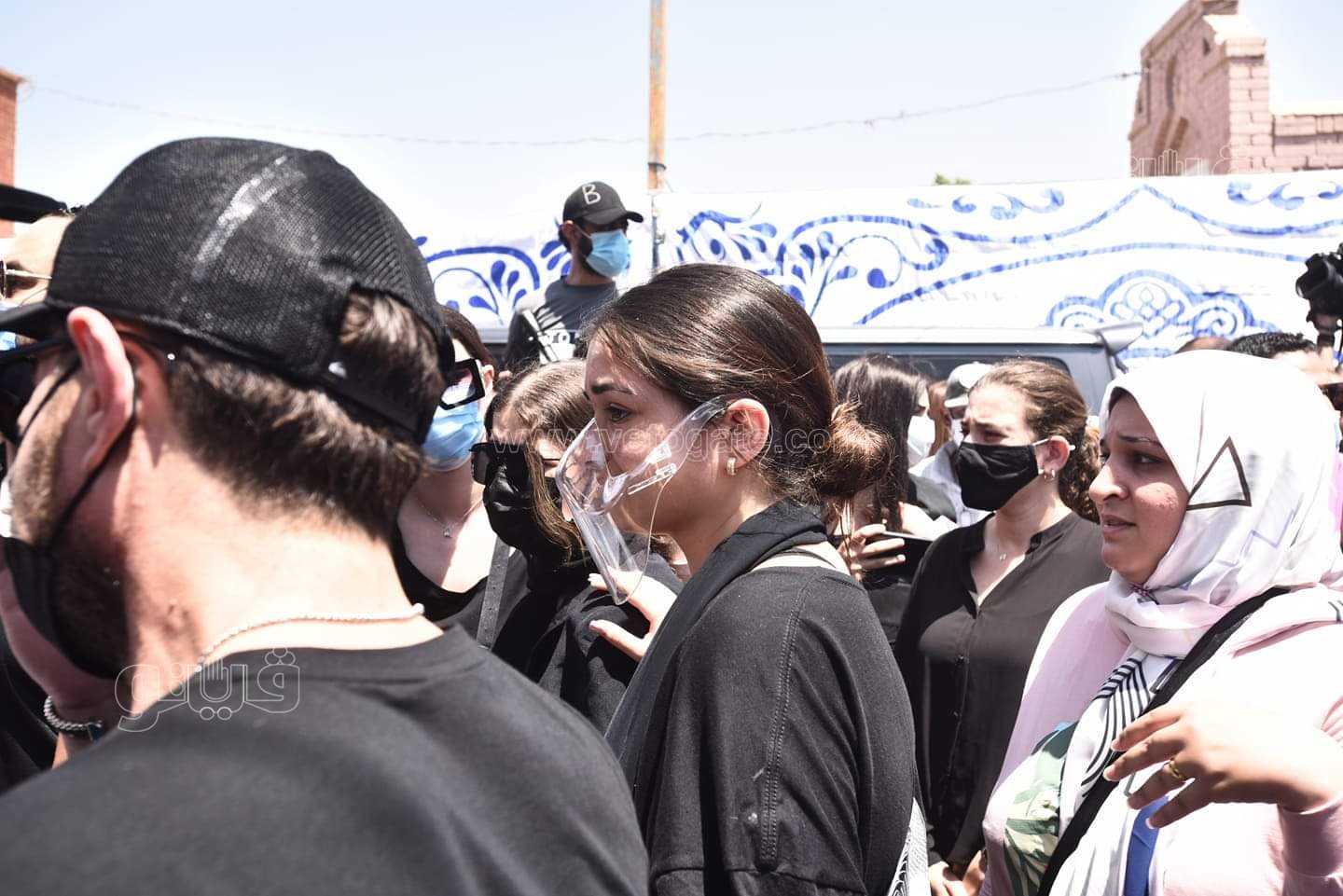 رامي رضوان وحسن الرداد يتلقيان العزاء في دلال عبد العزيز بالمقابر (34)