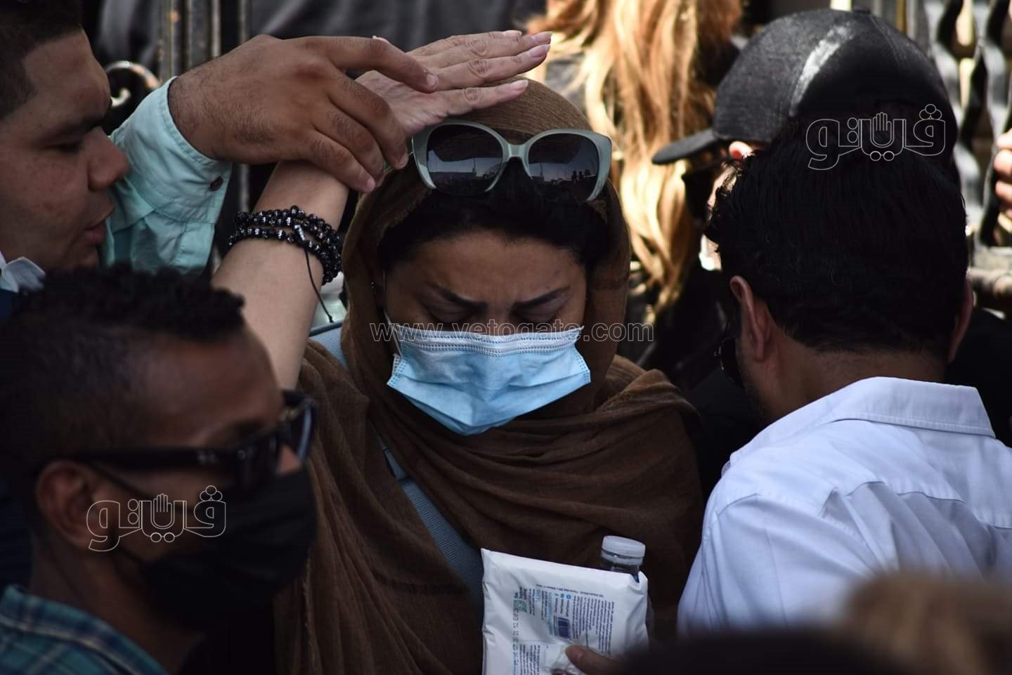 رامي رضوان وحسن الرداد يتلقيان العزاء في دلال عبد العزيز بالمقابر (37)