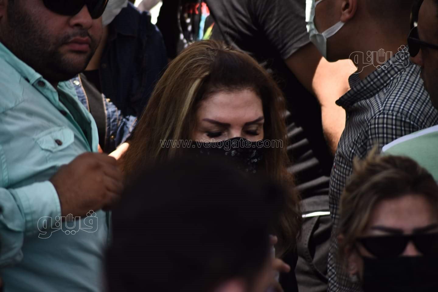 رامي رضوان وحسن الرداد يتلقيان العزاء في دلال عبد العزيز بالمقابر (38)