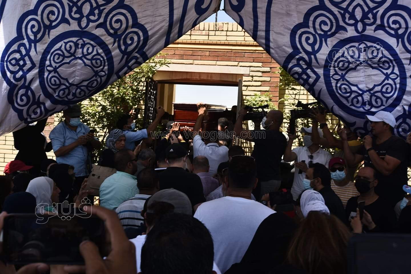 رامي رضوان وحسن الرداد يتلقيان العزاء في دلال عبد العزيز بالمقابر (40)