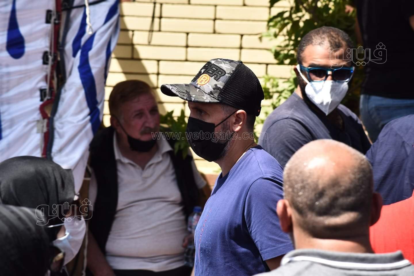 رامي رضوان وحسن الرداد يتلقيان العزاء في دلال عبد العزيز بالمقابر (41)