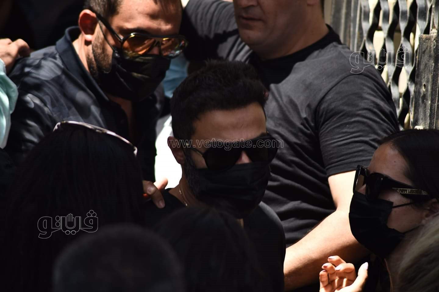 رامي رضوان وحسن الرداد يتلقيان العزاء في دلال عبد العزيز بالمقابر (42)