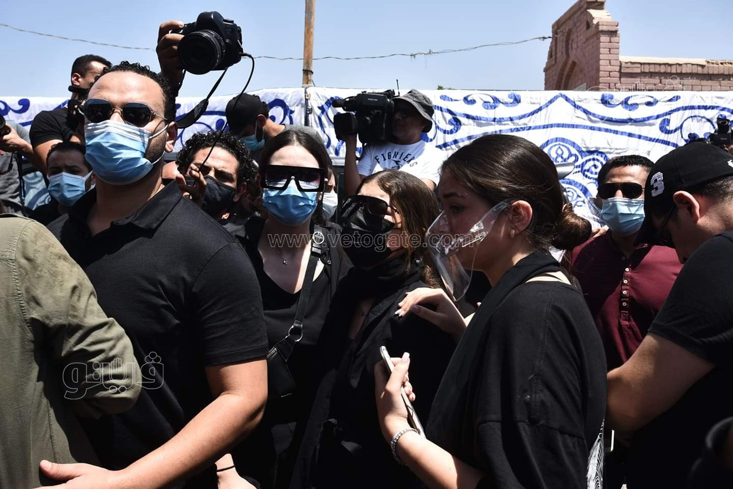 رامي رضوان وحسن الرداد يتلقيان العزاء في دلال عبد العزيز بالمقابر (44)