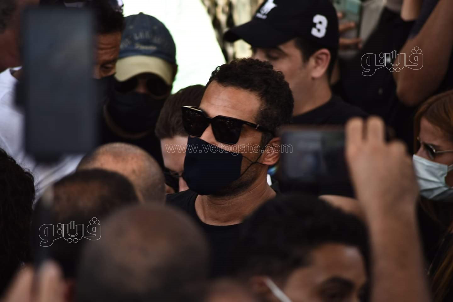 رامي رضوان وحسن الرداد يتلقيان العزاء في دلال عبد العزيز بالمقابر (45)