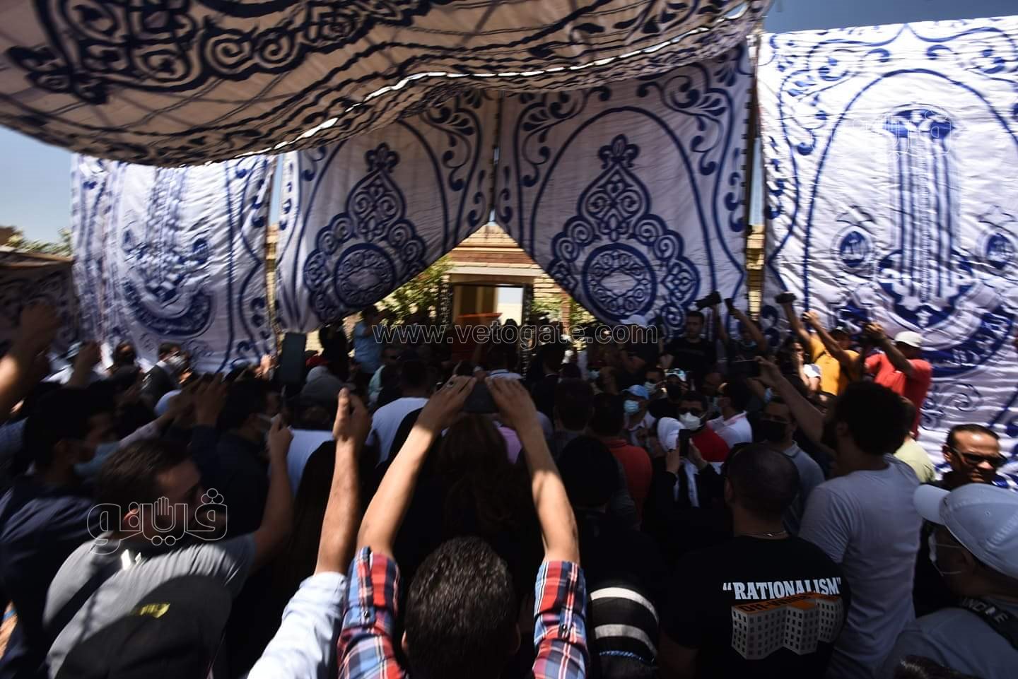 رامي رضوان وحسن الرداد يتلقيان العزاء في دلال عبد العزيز بالمقابر (46)