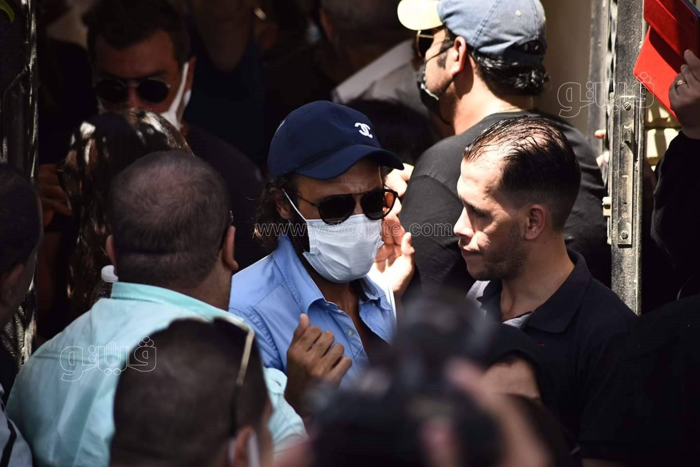 رامي رضوان وحسن الرداد يتلقيان العزاء في دلال عبد العزيز بالمقابر (2)