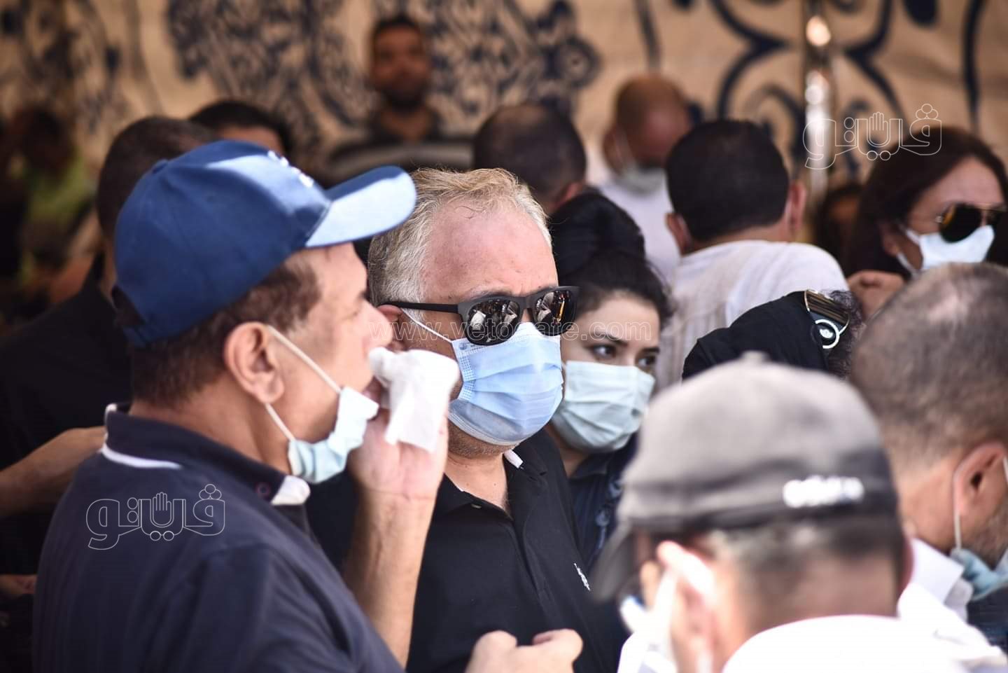 رامي رضوان وحسن الرداد يتلقيان العزاء في دلال عبد العزيز بالمقابر (8)