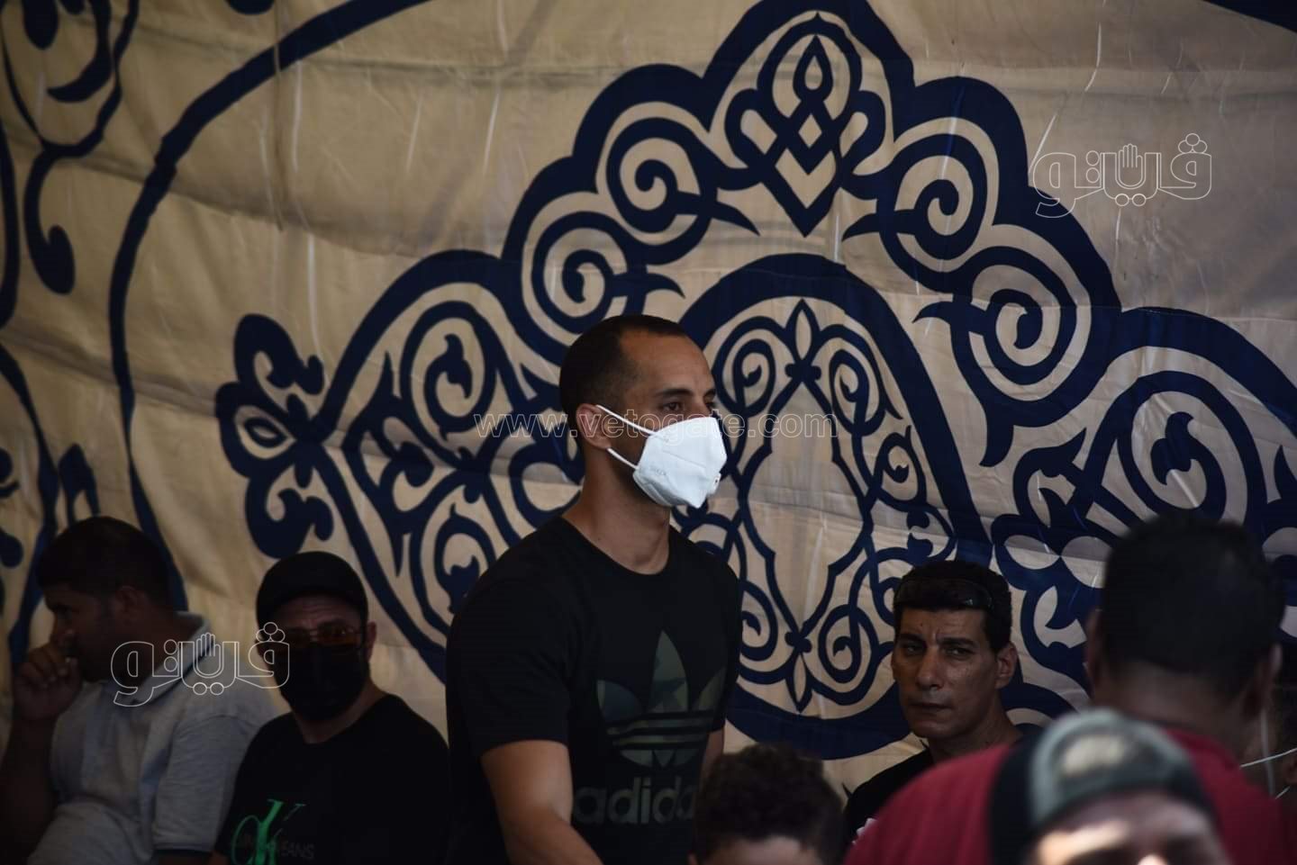 رامي رضوان وحسن الرداد يتلقيان العزاء في دلال عبد العزيز بالمقابر (9)