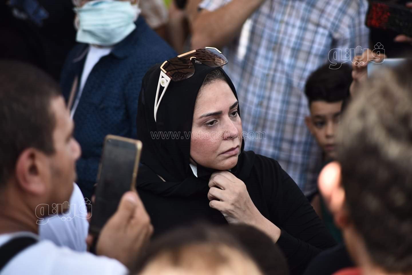 رامي رضوان وحسن الرداد يتلقيان العزاء في دلال عبد العزيز بالمقابر (12)