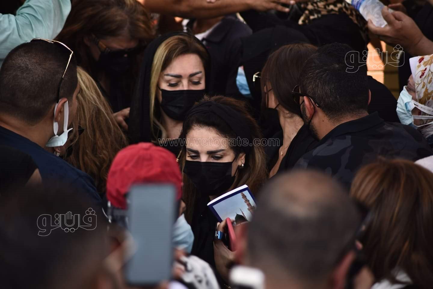 رامي رضوان وحسن الرداد يتلقيان العزاء في دلال عبد العزيز بالمقابر (14)