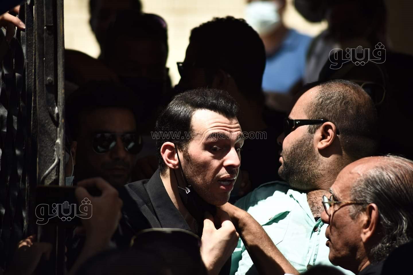رامي رضوان وحسن الرداد يتلقيان العزاء في دلال عبد العزيز بالمقابر (16)