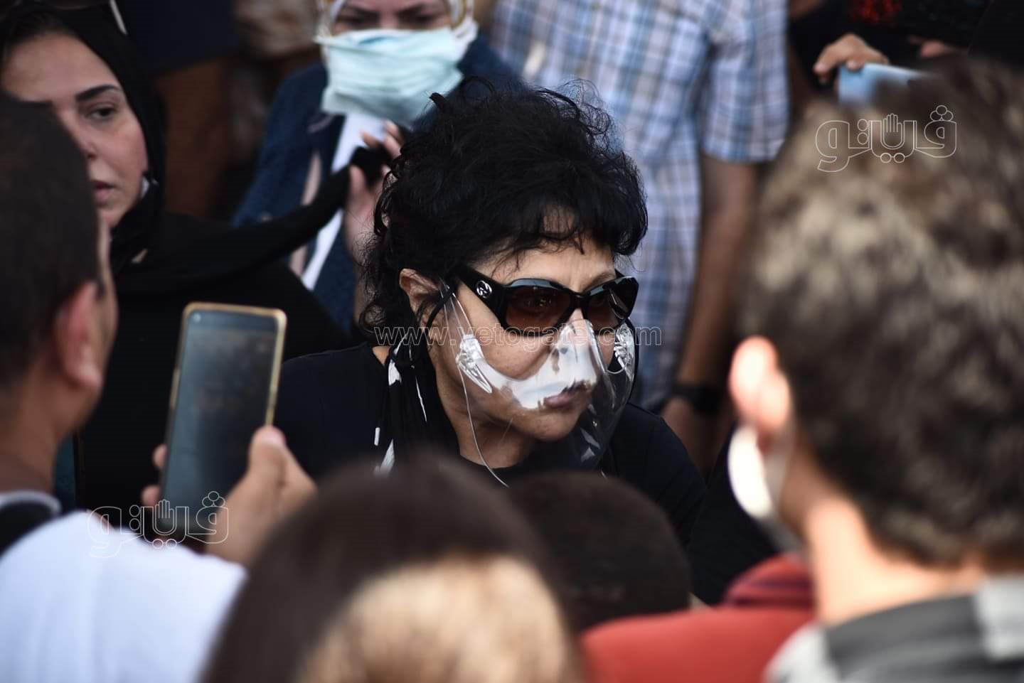 رامي رضوان وحسن الرداد يتلقيان العزاء في دلال عبد العزيز بالمقابر (17)