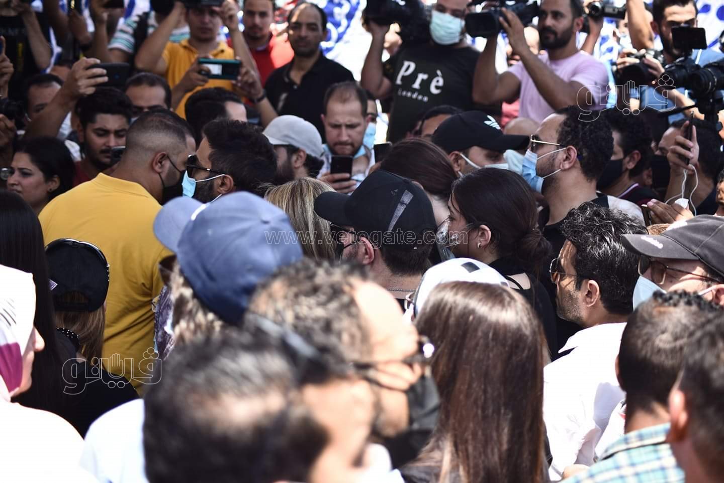 رامي رضوان وحسن الرداد يتلقيان العزاء في دلال عبد العزيز بالمقابر (18)