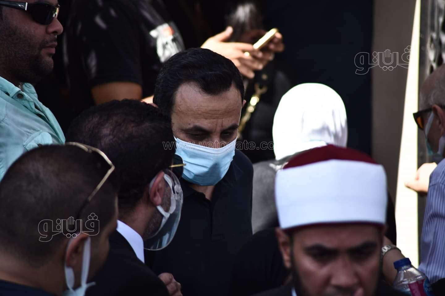 رامي رضوان وحسن الرداد يتلقيان العزاء في دلال عبد العزيز بالمقابر (19)