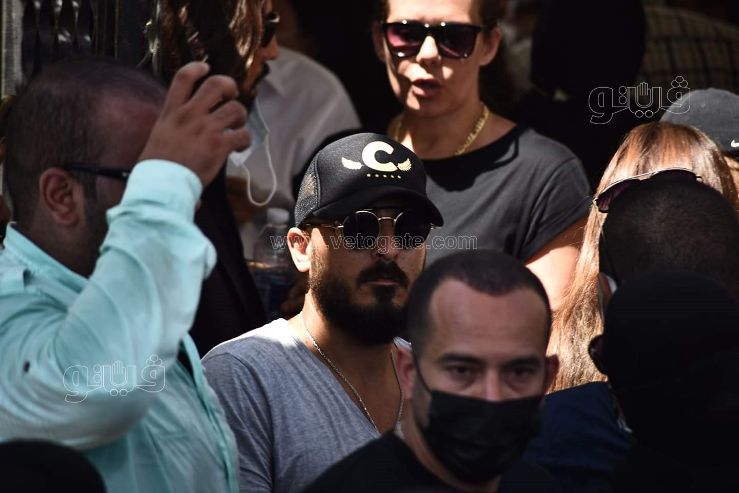 رامي رضوان وحسن الرداد يتلقيان العزاء في دلال عبد العزيز بالمقابر (20)