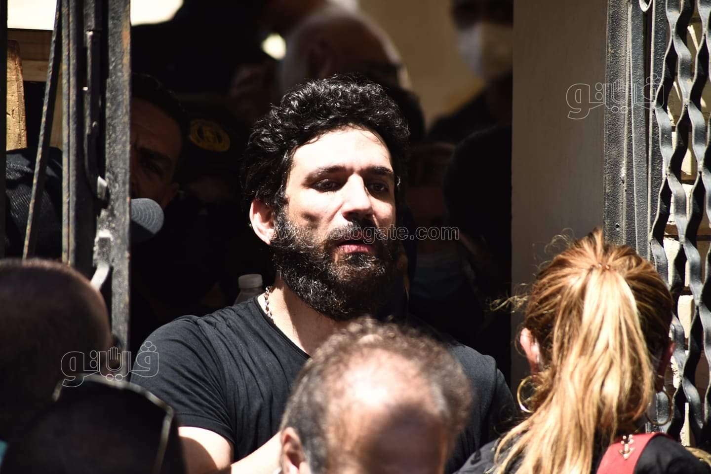 رامي رضوان وحسن الرداد يتلقيان العزاء في دلال عبد العزيز بالمقابر (21)