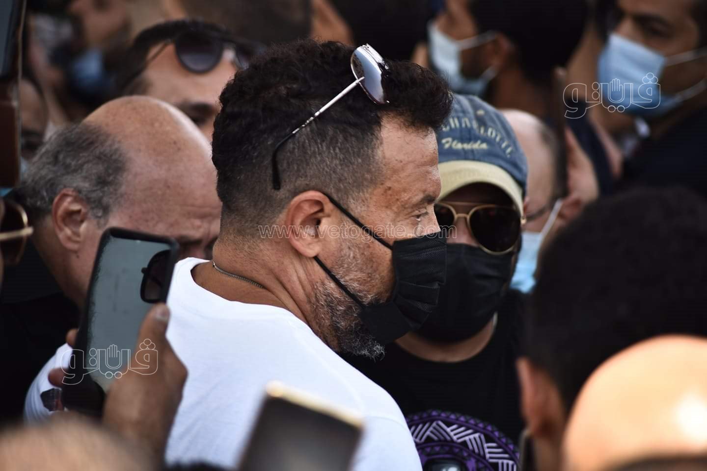 رامي رضوان وحسن الرداد يتلقيان العزاء في دلال عبد العزيز بالمقابر (22)